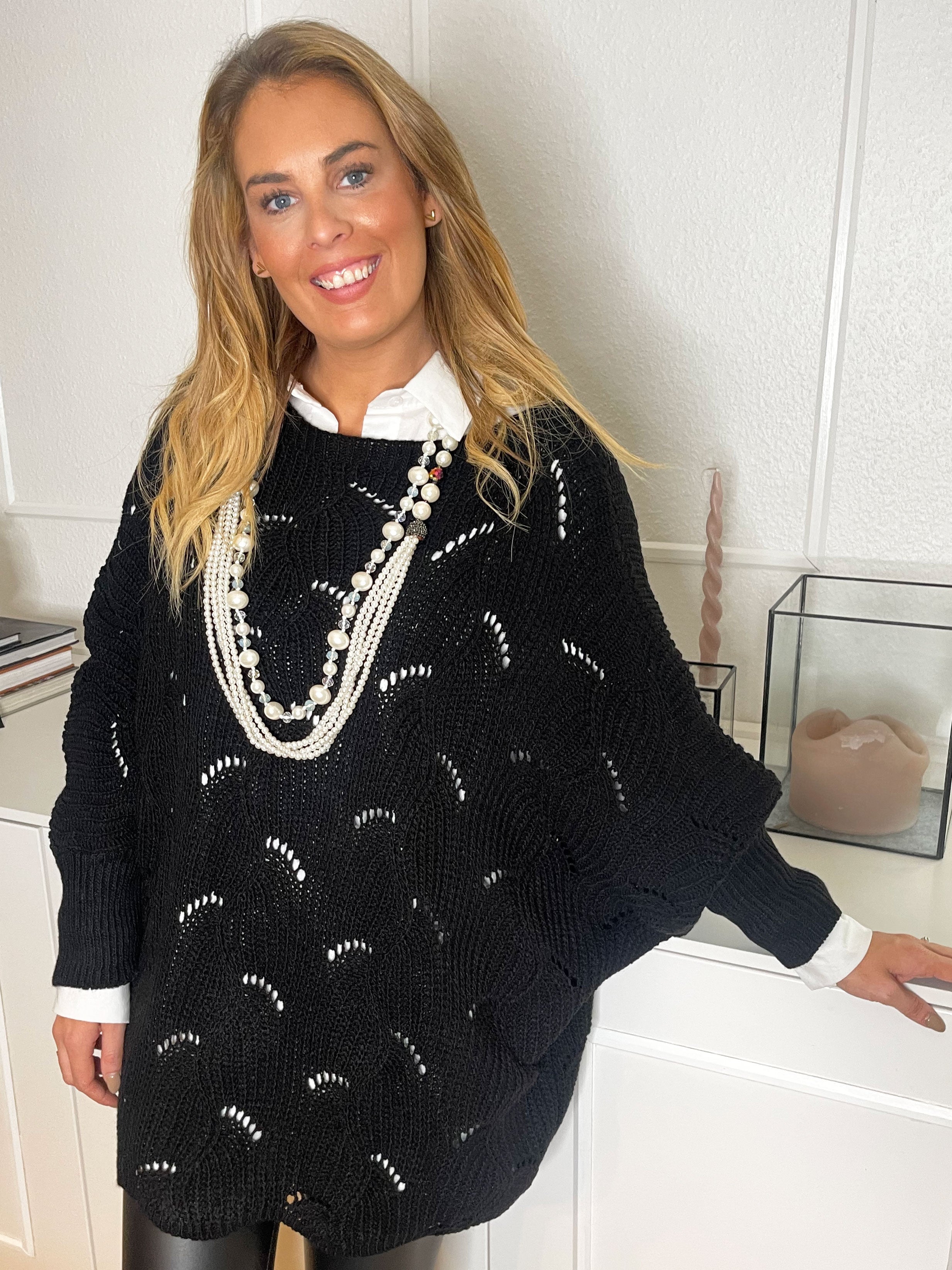 Manja - Stickad blus med hålmönster